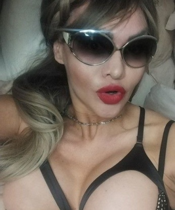 Фото, на которых я сияю от желания, ждут тебя! 📷💋
У меня есть стильные апартаменты в Москве, где мы можем встретиться. Здесь мы сможем погрузиться в мир страсти и наслаждения. Моя чувственная массажная техника сведет тебя с ума, а оральный секс приведет тебя к экстазу. Будь уверен, ты будешь доволен каждой минутой, проведенной со мной.
Мои клиенты отмечают мою непревзойденную красоту и профессионализм. Они говорят, что я умею быть страстной и нежной одновременно. Я всегда рада услышать о твоих фантазиях и пожеланиях, чтобы сделать наше свидание особенным для нас обоих.
Не упусти возможность познакомиться со мной и испытать настоящий шик, страсть и нежность в Москве. Сделай шаг к райскому наслаждению и приходи ко мне! 💫🌹 Лара